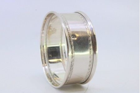 Argola de guardanapo em prata com frisos na envolvência.